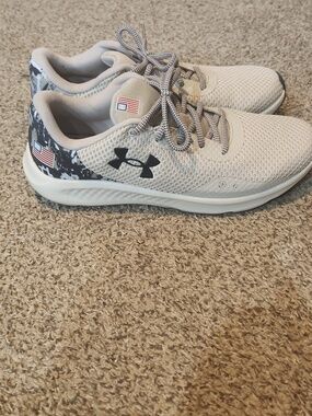 Mens Size 10.5 Under Armour Sneakers